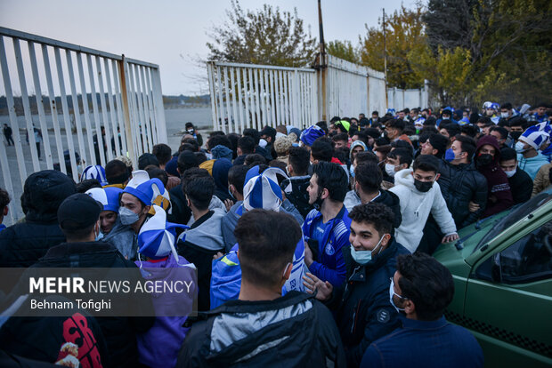 هواداران فوتبال در پشت در های استادیوم آزادی منتظر ورود به ورزشگاه پس از گذشت ۲۲ ماه هستند