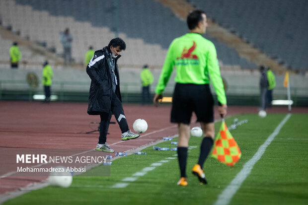 شاهر خ بیانی مربی تیم فوتبال نساجی مازندران در حال کنترل توپ در دیدار تیم های فوتبال استقلال تهران و نساجی مازندران است
