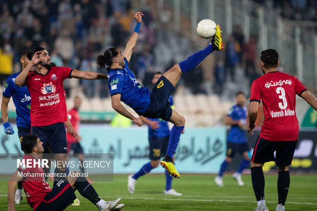 سیاوش یزدانی در حال زدن توپ در دیدار تیم های فوتبال استقلال تهران و نساجی مازندران است