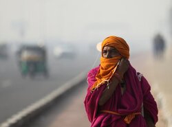 Hindistan'da sel nedeniyle çöken binada en az 17 kişi hayatını kaybetti