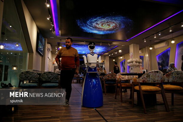 ربات های گارسن در رستوران موصل