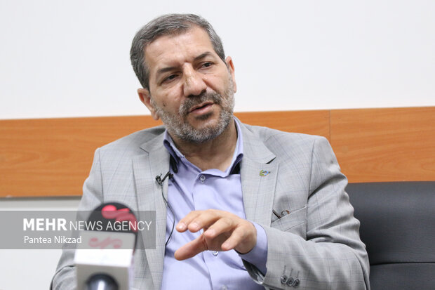 کمال حیدری معاون بهداشت وزارت بهداشت، درمان و آموزش پزشکی در  حال پاسخ دادن به پرسش  خبرنگار حوزه سلامت خبرگزاری مهر است