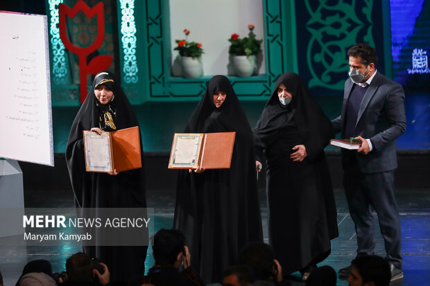 در آیین ملی پاسداشت ادبیات جهاد و مقاومت از مادران شهدا تقدیر شد