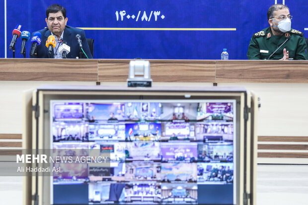 محمد مخبر معاون اول رئیس جمهور در حال پاسخ به سوال خبرنگاران در حاشیه مراسم آئین افتتاحیه ۲۵۵۰ پروژه محرومیت زدایی بسیج مستضعفین است