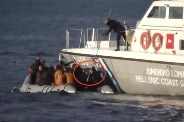 نیروهای یونان قایق پناهجویان را سوراخ می‌کنند/ اروپا ساکت است