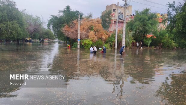 آبگرفتگی معابر و خیابان های دزفول در پی بارش باران