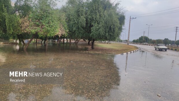 آبگرفتگی معابر و خیابان های دزفول در پی بارش باران