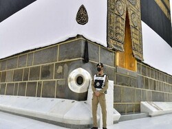 سعودی عرب نے معتمرین کو حجر اسود کو بوسہ دینے کی اجازت دیدی