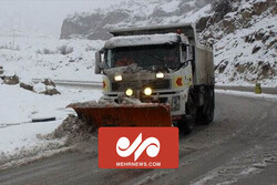بارش برف در شهرستان طالقان/ تلاش راهداری برای پاکسازی جاده ها