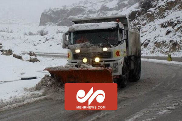بارش برف در شهرستان طالقان/ تلاش راهداری برای پاکسازی جاده ها 