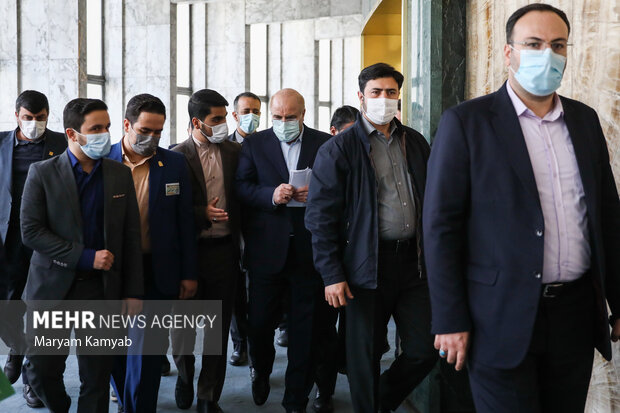 محمدباقر قالیباف رئیس مجلس شورای اسلامی در حال خروج از محل مراسم هفتمین اجلاسیه کنگره ملی بسیج دانش آموزی است