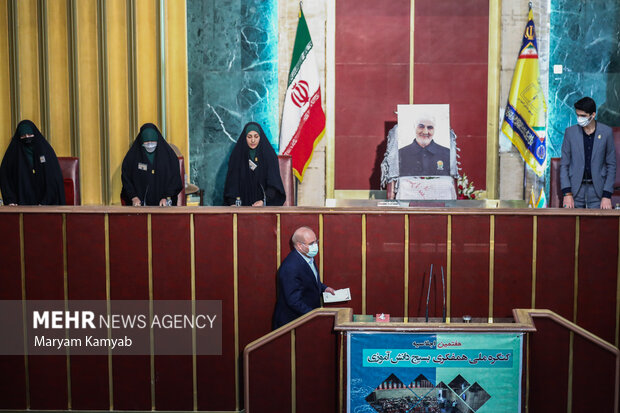 محمدباقر قالیباف رئیس مجلس شورای اسلامی در حال ورود به جایگاه سخنرانی در مراسم هفتمین اجلاسیه کنگره ملی بسیج دانش آموزی  است