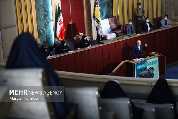 محمدباقر قالیباف رئیس مجلس شورای اسلامی در مراسم هفتمین اجلاسیه کنگره ملی بسیج دانش آموزی در حال سخنرانی است