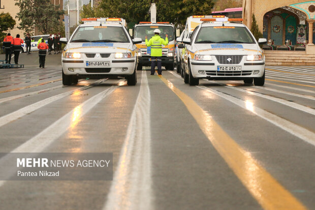 نیروها و خودرو های پلیس راهور در حال عبور از مقابل جایگاه در رزمایش طرح ترافیکی زمستان هستند