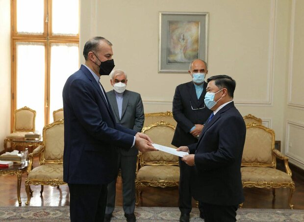 سفيري بروناي وأرمينيا يسلمان اوراق اعتمادهما لوزير الخارجية الايراني