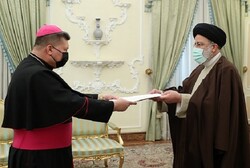 سفیر جدید واتیکان در تهران استوارنامه خود را تقدیم رئیس‌جمهور کرد