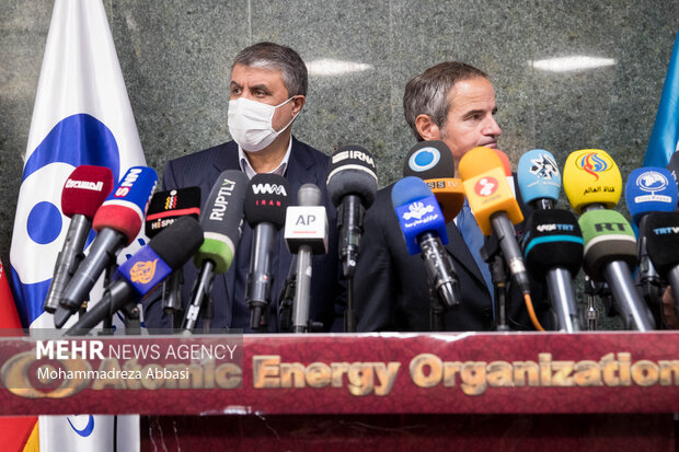 رافائل گروسی مدیر کل آژانس بین المللی انرژی اتمی و  محمد اسلامی رئیس سازمان انرژی اتمی ایران در نشست خبری مشترک در انتهای دیدار امروز صبح خود حضور دارند