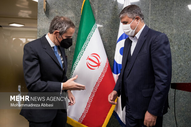 رافائل گروسی مدیر کل آژانس بین المللی انرژی اتمی و  محمد اسلامی رئیس سازمان انرژی اتمی ایران در نشست خبری مشترک در انتهای دیدار امروز صبح خود حضور دارند