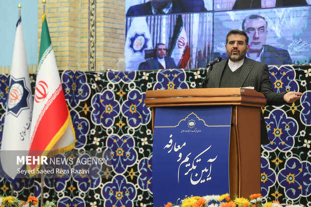 محمدمهدی اسماعیلی، وزیر فرهنگ و ارشاد اسلامی  در مراسم تکریم و معارفه رئیس سازمان فرهنگ و ارتباطات اسلامی درحال سخنرانی است