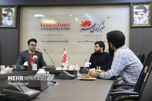 خبرنگار خبرگزاری مهر در حال گفتگو با علی اسکندری نویسنده و پیمان امیری راوی کتاب دیپورت است