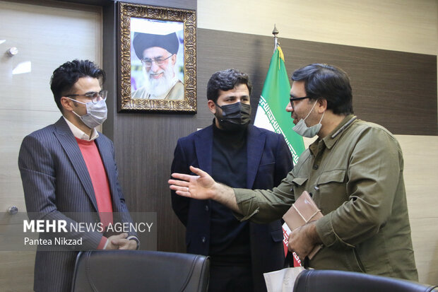 خبرنگار خبرگزاری مهر در حال گفتگو با علی اسکندری نویسنده و پیمان امیری راوی کتاب دیپورت است