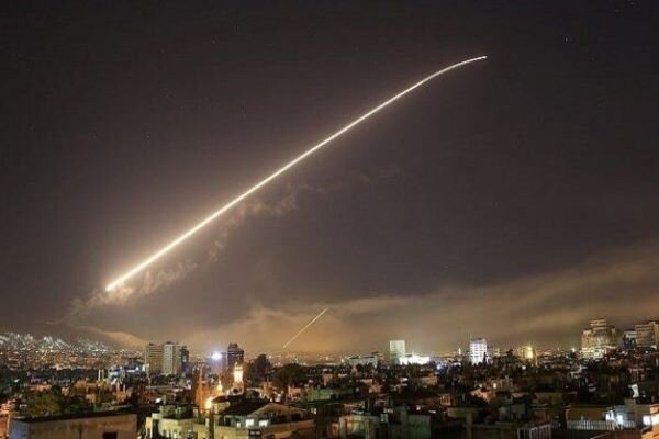 الدفاعات السورية تتصدى لأهداف معادية في محيط العاصمة دمشق