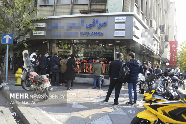 مردم برای خرید و فروش ارز در صف های طولانی در مقابل صرافی های میدان فردوسی تهران حضور دارند