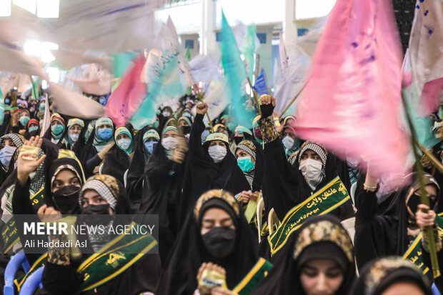 یکی از بسیجیان در تجمع بزرگ ۵ هزار نفری بسیجیان تهران بزرگ همراه با دیگر بسیجیان حاضر شعار می دهد