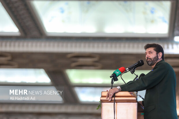سردار حسن حسن‌زاده فرمانده سپاه تهران بزرگ در حال سخنرانی در تجمع بزرگ ۵ هزار نفری بسیجیان تهران بزرگ است