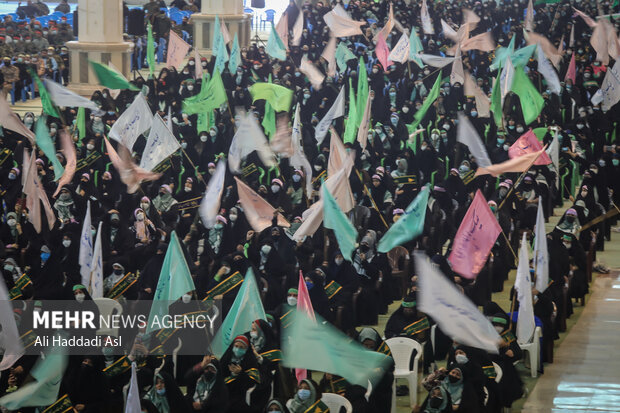بسیجیان حاضر در تجمع بزرگ ۵ هزار نفری شان در مصلای امام خمینی (ره) پرچم های خود را تکان داده و شعار می دهند