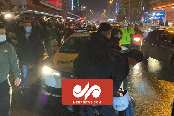 Türkiye'de döviz kurundaki sert yükselişin ardından halk sokağa çıktı