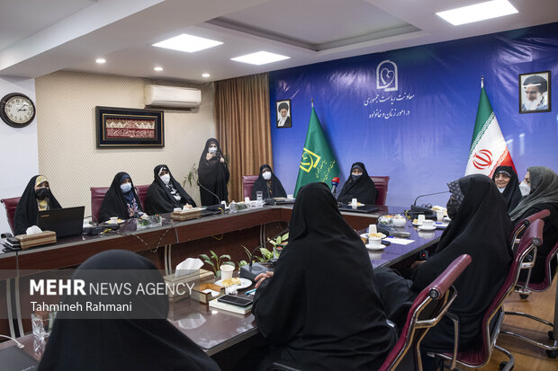 نشست تجلیل از نویسندگان عرصه ادبیات، عصر امروز در ساختمان معاونت امور زنان و خانواده رییس جمهور برگزار شد