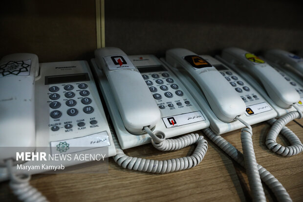 تلفن های تماس اضطراری سازمان پیشگیری و مدیریت بحران شهر تهران در تصویر دیده می شود