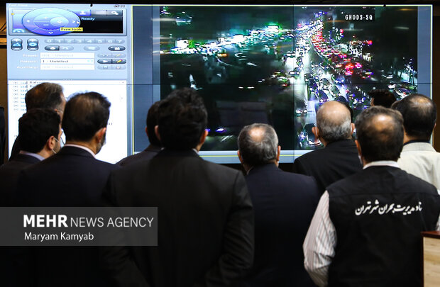 مسئولین در حال مشاهده نمایشگر ترافیک تهران در سازمان پیشگیری و مدیریت بحران شهر تهران هستند