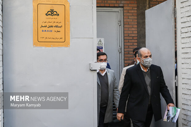 احمد وحیدی وزیر کشور در حال خروج از ایستگاه تقلیل فشار گاز شهر تهران است