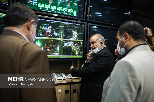 احمد وحیدی وزیر کشور در حال تست تماس اضطراری با سازمان های مختلف از  سازمان پیشگیری و مدیریت بحران شهر تهران است