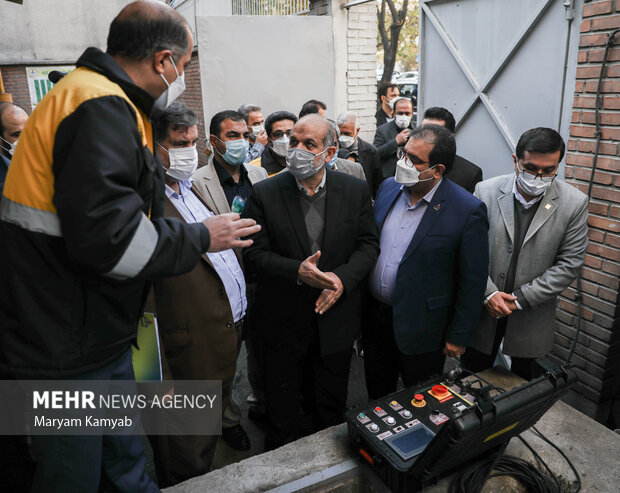 احمد وحیدی وزیر کشور در حال بازدید از ایستگاه تقلیل فشار گاز شهر تهران است