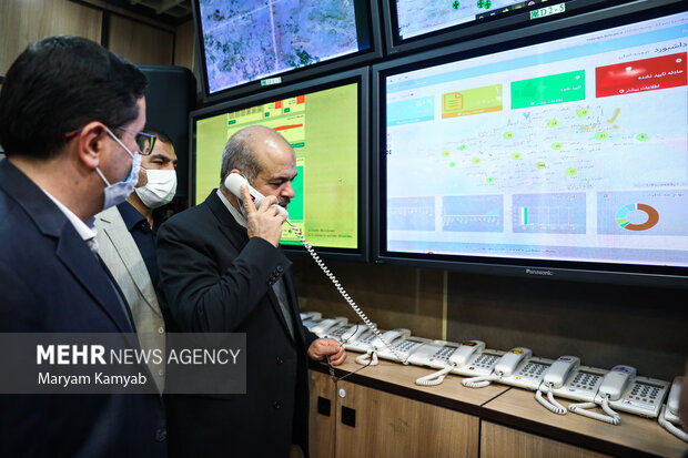 احمد وحیدی وزیر کشور در حال تست تماس اضطراری با سازمان های مختلف از  سازمان پیشگیری و مدیریت بحران شهر تهران است