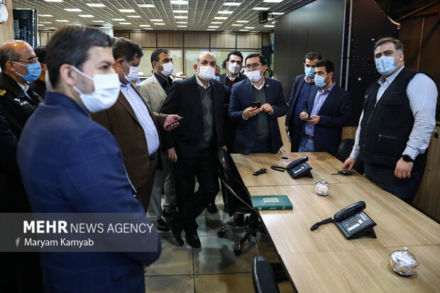 احمد وحیدی وزیر کشور در حال بازدید از سازمان پیشگیری و مدیریت بحران شهر تهران است