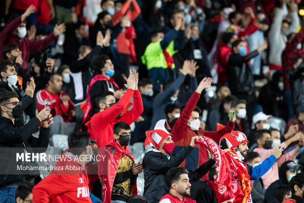 هواداران تیم فوتبال پرسپولیس تهران در حال تشویق تیم خود در دیدار تیم های فوتبال پرسپولیس تهران و صنعت نفت آبادان هستند