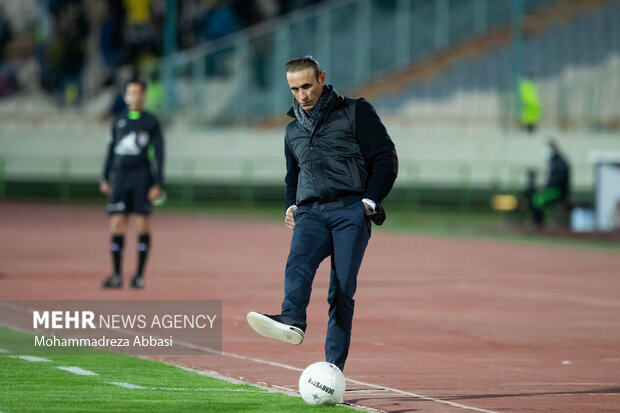 یحیی گل محمدی سرمربی تیم فوتبال پرسپولیس تهران در  دیدار تیم های فوتبال پرسپولیس تهران و صنعت نفت آبادان حضور دارد