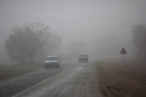 جاده‌های خوزستان مه آلود و لغزنده هستند / رانندگان احتیاط کنند