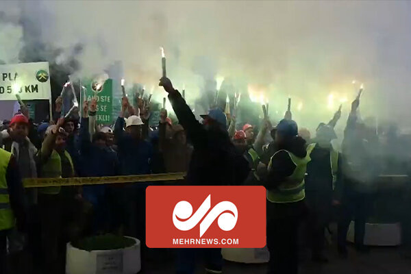 اعتراض کارگران بوسنیایی با آتش بازی