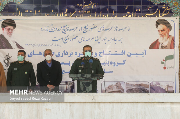سردار غلامرضا سلیمانی، رئیس سازمان بسیج مستضعفین در حال سخنرانی در مراسم رونمایی از پروژه‌های عمرانی بسیج است