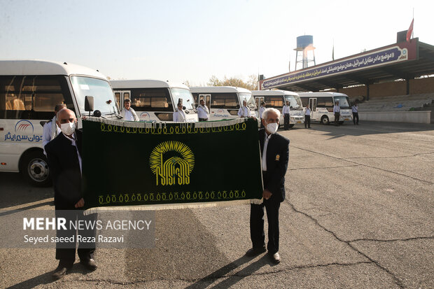  دو نفر از خادمیان امام رضا (ع) پرچم گنبد امام رضا (ع) درمراسم رونمایی از پروژه‌های عمرانی بسیج در دست گرفتند