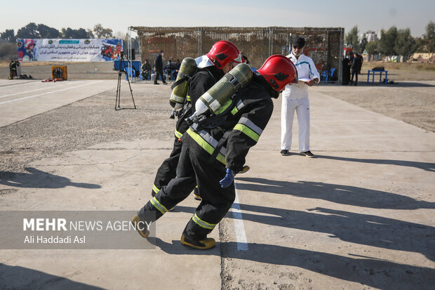 شرکت کنندگان بخش هدف زنی با آب در مسابقات ورزشی آتش نشانان نیروی هوای ارتش آماده شروع مسابقه هستند