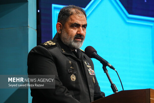 امیر شهرام ایرانی فرمانده نیروی دریایی ارتش در حال سخنرانی در مراسم ۳۳۰اُمین شب خاطره است