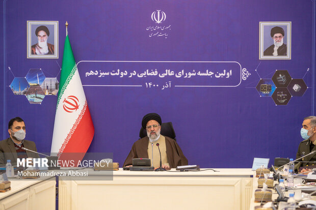 حجت الاسلام سید ابراهیم رئیسی رئیس جمهور در حال سخنرانی در اولین جلسه شورای عالی فضایی در دولت سیزدهم است