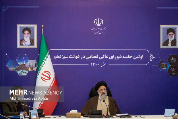 حجت الاسلام سید ابراهیم رئیسی رئیس جمهور در حال سخنرانی در اولین جلسه شورای عالی فضایی در دولت سیزدهم است