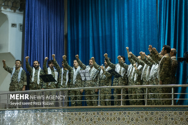  به مناسبت هفته بسیج تعدای از بسیجیان در حال اجرای سرود در نماز جمعه تهران هستند